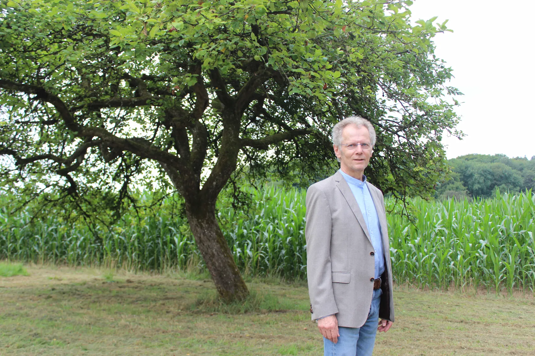 Gerd Klein vor seinem liebsten Baum in der Natur